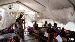 Des mères sont assises avec leurs enfants sévèrement malnutris dans un centre d'alimentation et de réhabilitation à Tshikapa le 23 octobre 2017.