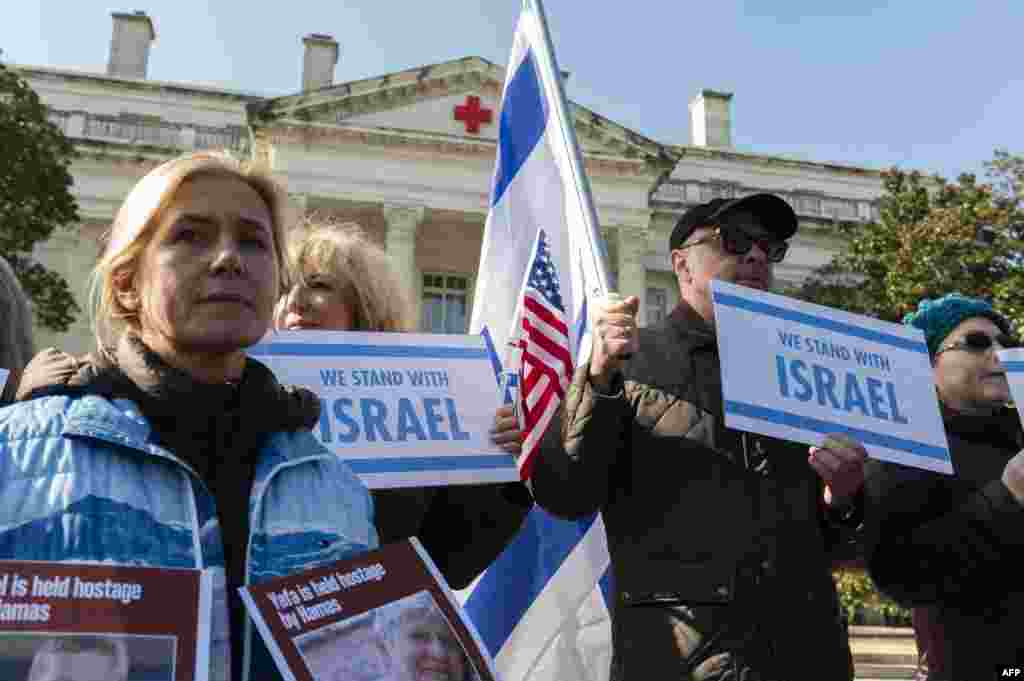 Watu walobeba mabango wakati wa mkusanyiko nje ya makao ya Msalaba Mwekundi mjini Washington kutaka mateka walochukuliwa Oktoba kuachiliwa na Hamas, November 12, 2023.