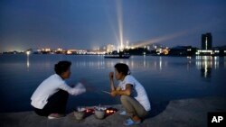 지난해 7월 북한 원산 앞 장덕도에서 주민들이 화덕에 해산물을 굽고 있다. 북한은 원산을 세계적인 휴양지로 개발하겠다며 해외 투자설명회를 열기도 했다. (자료사진)