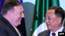 지난달 싱가포르에서 열린 아세안지역안보포럼(ARF) 기념촬영 행사에서 마이크 폼페오 미국 국무장관과 리용호 북한 외무상이 대화하고 있다.