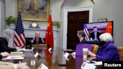 美国财长耶伦（右一）列席总统拜登与中国国家主席习近平的视讯对话。(路透社2021年11月15日)
