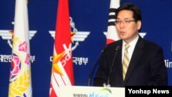 8일 정례브리핑 중인 김민석 한국 국방부 대변인. 북한이 4차 핵실험을 준비 중인 징후가 포착됐다는 일부 보도와 관련해, "현재 (풍계리에서의) 활동은 핵실험 징후로 보지 않는다"고 밝혔다.