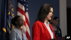 Gubernur Michigan Gretchen Whitmer saat berpidato di Lansing, Mich., Rabu, 22 April 2020. (Foto: AP)