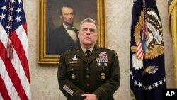 រូបឯកសារ៖ លោក​ឧតម្តសេនីយ៍​ Mark Milley ប្រធាន​អគ្គសេនាធិការ​ចម្រុះ​ផង​ កំពុងធ្វើ​ចត្តាឡីស័ក្តិ​​ ឬ​នៅ​ដាច់​ដោយ​ឡែក​ពី​គេឯង បន្ទាប់​ពី​បាន​ជួប​ជា​មួយ​​​លោក​ Charles Ray មេបញ្ជាការ​រង​កងទ័ព​ឆ្មាំ​សមុទ្រ​សហរដ្ឋ​អាមេរិក​ដែល​បាន​ធ្វើតេស្តរក​ឃើញ​ថា​មាន​ជំងឺ១៩។