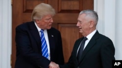 Presiden terpilih Donald Trump berjabat tangan dengan jenderal purnawirawan James Mattis, pensiunak Korp Marinir di Bedminster, New Jersey, Sabtu, 19 November 2016.