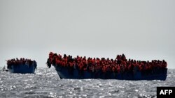 Bateau de migrants au large des côtes libyennes le 3 octobre 2016.