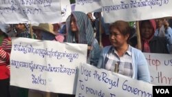 ក្រុម​កម្មករ​លើក​បដា​ទាមទារ​ឲ្យ​បញ្ឈប់​​ការ​រើស​អើង​សហជីព​ និង​ការ​ផ្តល់​ប្រាក់​ឈ្នួល​អប្ប​បរមា​នៅ​គ្រប់​វិស័យ​ នា​ពិធី​​ជួបជុំ​ប្រារព្ធ​ទិវា​ពលកម្ម​អន្តរជាតិ​ថ្ងៃ​ទី​១​ ខែ​ឧសភា ឆ្នាំ​២០១៨​ នៅក្នុង​ទីក្រុង​ភ្នំពេញ​។ (ហ៊ុល​ រស្មី​/VOA) 