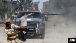 Pasukan nasional Libya terlibat dalam pertempuran dengan pasukan yang setia kepada Khalifa Haftar di selatan Tripoli (20/4). 