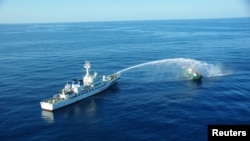 일본 해안경비대 선박(왼쪽)이 자국 배타적경제수역에서 조업하던 북한 어선에 살수포를 쏘고 있다. (자료사진)