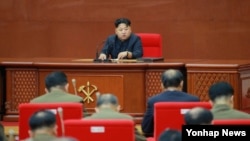 김정은 북한 국방위원회 제1위원장이 노동당 중앙군사위원회 확대회의를 진행하는 모습을 지난 8월 조선중앙통신이 보도했다.