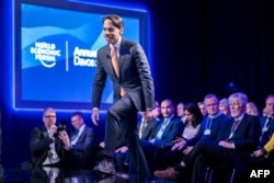 سعودی وزیر خارجہ شہزادہ فیصل بن فرحان ڈیوس میں ورلڈ اکنامک فورم کے سالانہ اجلاس کے ایک سیشن کے دوران اسٹیج پرپہنچ رہے ہیں ، فوٹو اے ایف پی ، 16 جنوری 2024