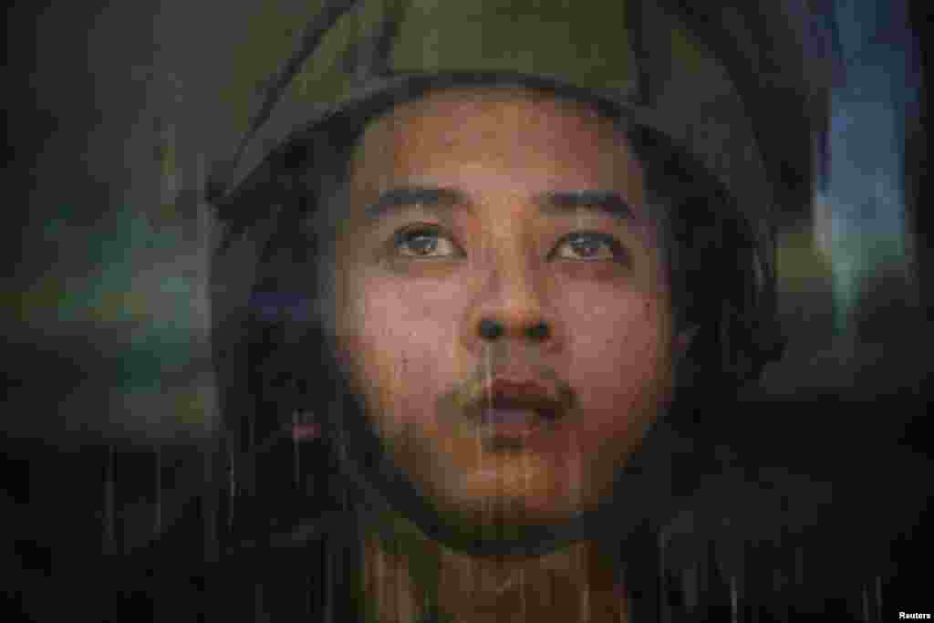 An Air Force member perspires behind his shield after anti-government protesters&nbsp;seeking to oust Thailand&#39;s government broke into an air force base in Bangkok, May 15, 2014. &nbsp;