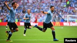 Luis Suares (desno) i saigrači slave prvi gol na utakmici protiv Rusije u Samari (Foto: Reuters/Dylan Martinez)