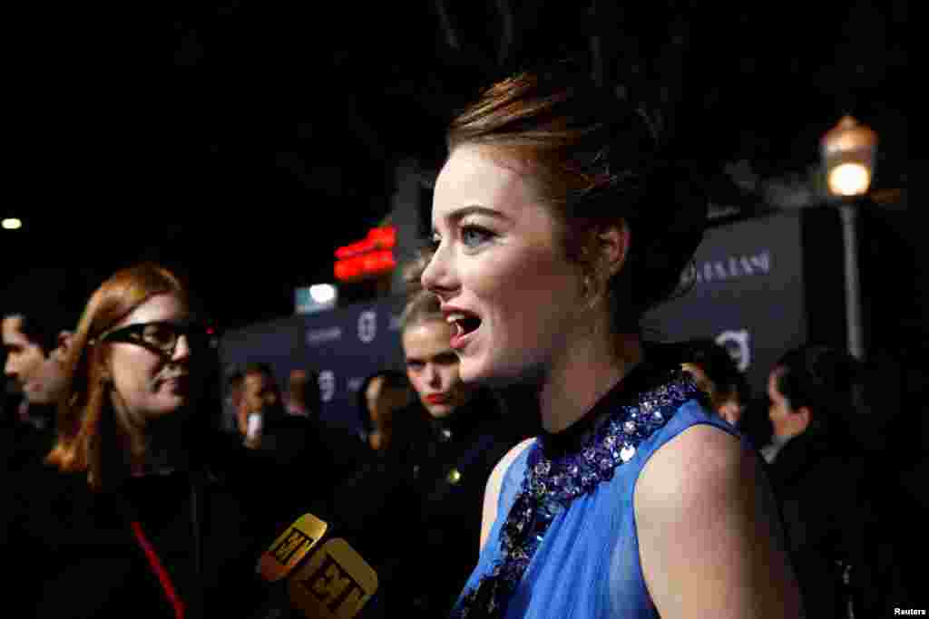 演员艾玛&middot;斯通在美国加利福尼亚州洛杉矶的《爱乐之城》首演中接受采访（2016年12月6日）。这个音乐剧被美国电影学会评为2016年十大电影之一。