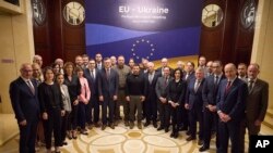 Ukrajinski predsednik Volodimir Zelenski sa učesnicima neformalnog samita ministara spoljnih poslova Evropske unije u Kijevu, 2. oktobra 2023. (Foto: AP/Pres služba ukrajinskog predsednika) 