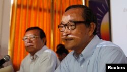 លោកកឹម សុខា (ឆ្វេង) ​អនុ​ប្រធាន​គណបក្ស​សង្គ្រោះ​ជាតិ និង​​​លោក​សម រង្ស៊ី ប្រធាន​គណបក្ស​សង្គ្រោះ​ជាតិ។ ​