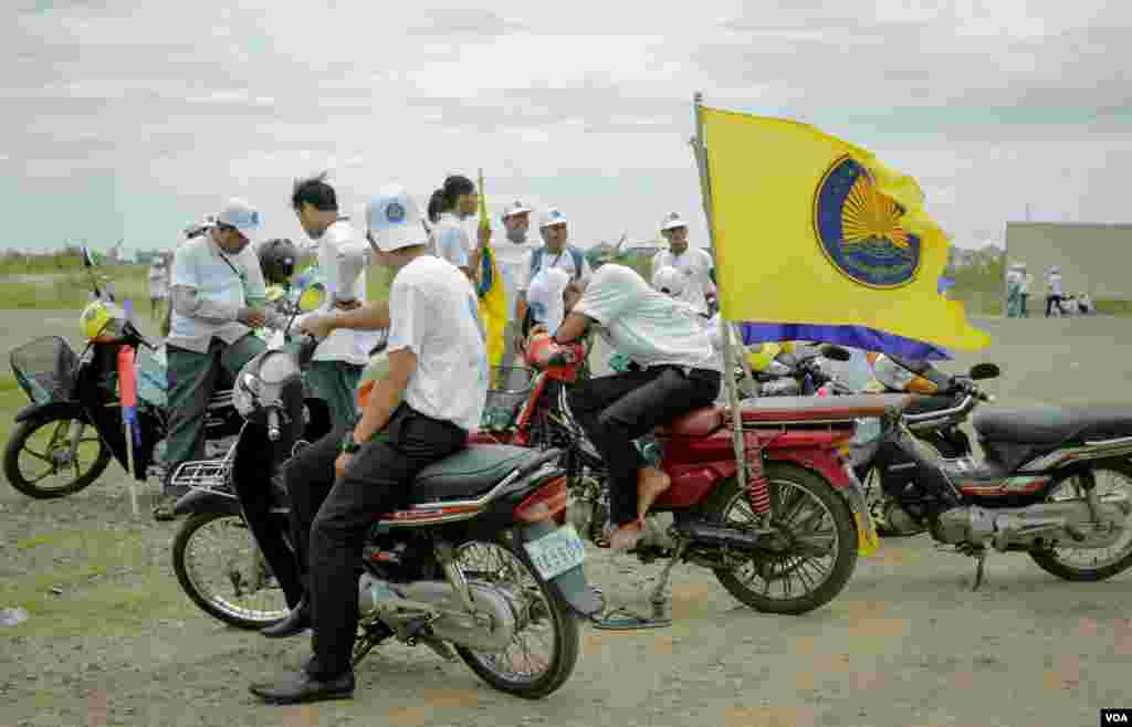 ក្បួន​ដង្ហែ​ឃោស​នារកសម្លេង​ឆ្នោត​​ ​របស់​គណបក្ស​ហ្វ៊ុន​​ស៊ិន​ប៉ិច​ សម្រាកក្រោយ​​អាហារ​ថ្ងៃ​ត្រង់​ នៅ​លើ​មហា​វិថី​​​តេជោ​ហ៊ុន​សែន ឬផ្លូវ​៦០​ ម៉ែត្រ​ មុន​​នឹង​បន្ត​​ដង្ហែ​ក្បួន​​រថយន្ត​​នាពេល​រសៀល។​ គណបក្ស​ហ្វ៊ុន​ស៊ិនប៉ិច​ដឹកនាំ​ដោយសម្តេច​ក្រុម​ព្រះ នរោត្តម រណឬទ្ធិ ដែល​​​ ក្នុង​ថ្ងៃ​ដំបូង​ការ​ឃោស​នា​បោះ​ឆ្នោត​​ ពុំ​មាន​វត្តមាន​នោះទេ​ ព្រោះទ្រង់​សម្រាក​ព្យាបាល​ព្រះកាយ​ក្រោយ​គ្រោះថ្នាក់​ចរាចរណ៍នៅរាជធានីភ្នំពេញ​ នៅថ្ងៃ​ទី​៧ ខែ​កក្កដា​ ឆ្នាំ​២០១៨។​ (ខាន់​ សុគុំ​មនោ​/ VOA)&nbsp;