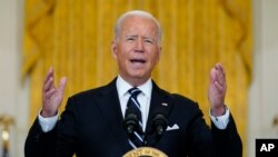 조 바이든 대통령이 18일 백악관에서 전국민을 대상으로 한 신종 코로바이러스 백신 '부스터샷' 접종 계획에 관해 설명하고 있다. 