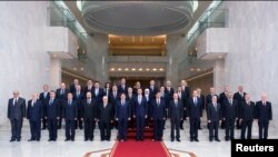 Presiden Suriah Bashar al-Assad (depan, tengah) bersama para anggota kabinet baru di Damaskus (31/8). 