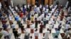 Waislamu katika mskiti mjini Sidoarjo, Java Mashariki, Indonesia wakati wa sala ya Eid al-Fitr