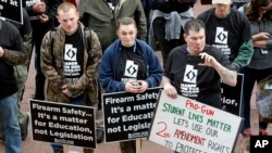 Para pendukung penggunaan senjata berkumpul dalam sebuah pawai, untuk mendukung usulan mempersenjatai guru, di Utah State Capitol, Salt Lake City, 24 Maret 2018.