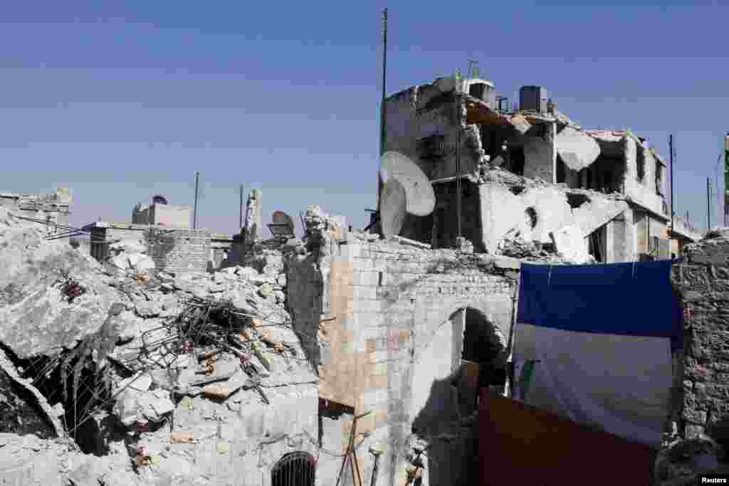 Gedung-gedung yang hancur di kota tua Aleppo, Suriah, Minggu (1/9).