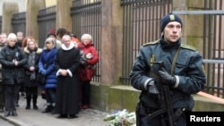 Warga berduka di depan sinagog di Krystalgade di Kopenhagen, Denmark, 15 Februari 2015. 
