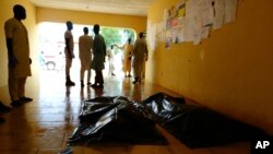 Des proches attendent les corps de victimes d’un attentat-suicide à Konduga, Maiduguri, Nigeria, 16 août 2017.