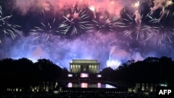 Pertunjukan kembang api di Lincoln Memorial saat perayaan Hari Kemerdekaan AS, atau Fourth of July, di Washington D.C, 4 Juli 2019.(Foto: AFP)
