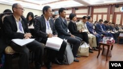 ក្រុម​តំណាង​អង្គការ​សង្គម​ស៊ីវិល កំពុង​ចូលរួម​ក្នុង​វេទិកា​ស្តីពី​ភាព​ជា​ដៃ​គូ​រវាង​រដ្ឋាភិបាល និង​អង្គការ​សង្គមស៊ីវិល ជា​លើកទី២ ជាមួយមន្រ្តីក្រសួងមហាផ្ទៃ នាថ្ងៃទី១៧ ខែមករា ឆ្នាំ២០១៩។ (កាន់ វិច្ឆិកា/VOA)