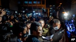 Aktivis pro-demokrasi dan pengacara HAM, Arnon Nampha (tengah), dibawa ke kantor polisi setelah mengikuti aksi unjuk rasa di Monumen Demokrasi Bangkok, Thailand, 16 Agustus 2020. (Foto: dok).