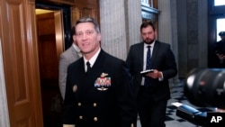 被川普总统提名为退伍军人事务部部长的白宫医师、海军少将杰克逊走在国会山。（2018年4月19日）