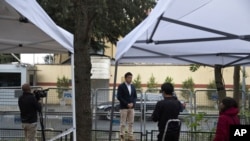 អ្នក​កាសែត​កំពុង​រាយការណ៍​ពី​ខាង​ក្រៅ​ស្ថាន​កុងស៊ុល​អារ៉ាប៊ី​សាអូឌីត នៅ​ក្នុង​ក្រុង​អ៊ីស្តង់ប៊ុល កាលពី​ថ្ងៃទី១៤ ខែតុលា ឆ្នាំ២០១៨។