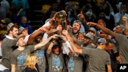 Para anggota Golden State Warriors merayakan kemenangan mereka dalam final NBA atas Cleveland Cavaliers di Cleveland (17/6). (AP/Paul Sancya)