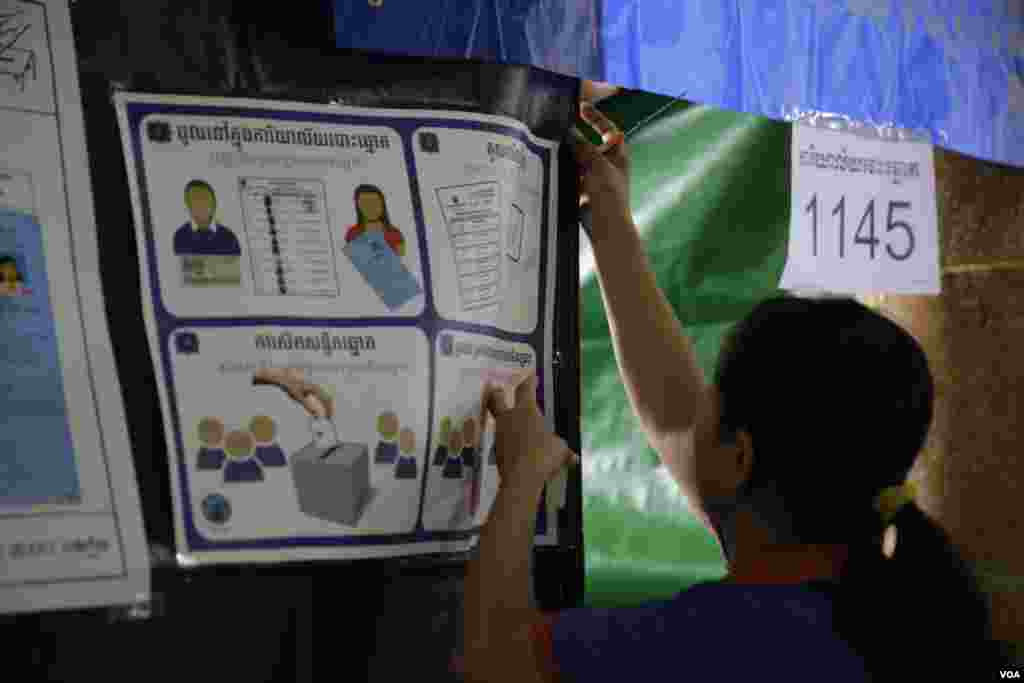 ក្រុមមន្ត្រី​រៀបចំ​ការ​បោះឆ្នោត​ កំពុង​រៀបចំ​ការិយាល័យ​បោះឆ្នោត​ និង​បិទបញ្ជី​បោះឆ្នោត​ថ្មី​ នៅតាម​ការិយាល័យ​បោះឆ្នោត​មួយ ត្រៀម​សម្រាប់​ថ្ងៃ​បោះឆ្នោត​ ក្នុង​រាជធានី​ភ្នំពេញ នៅថ្ងៃទី៣​ ខែមិថុនា​ ឆ្នាំ២០១៧។ (ហ៊ាន សុជាតា/VOA)