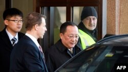 리용호(가운데) 북한 외무상이 16일 스웨덴 스톡홀름 시내 정부청사를 나서 차에 오르고 있다.