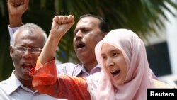 Nurul Izzah Anwar (kanan), putri pemimpin oposisi Malaysia, Anwar Ibrahim, di Kuala Lumpur, Malaysia, 17 Maret 2015. (Foto: dok).