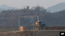 한국과 북한 사이 비무장지대(DMZ) 경기도 파주 구간에서 양측 초소가 마주보고 있다. (자료사진)