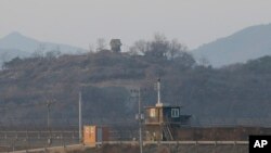 한국 경기도 파주 인근 비무장지대(DMZ)의 남측 초소와 멀리 보이는 북측 초소.
