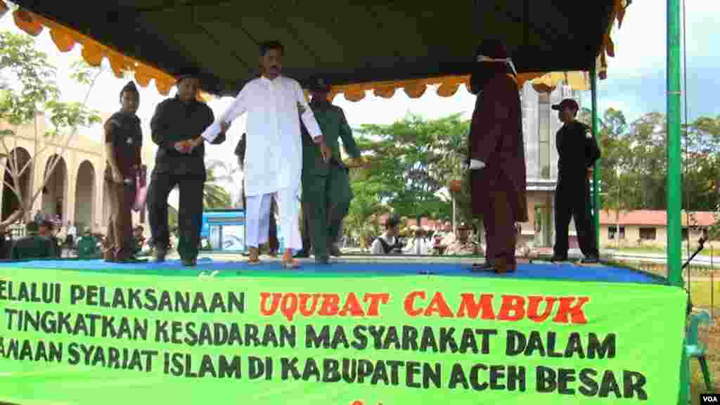 A convicted gambler prepares to be lashed, Dec. 5, 2014. (Maimun Saleh/VOA)