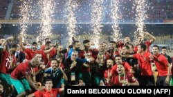 L'équipe du Maroc fait la fête après avoir remporté le Championnat d'Afrique des Nations (CHAN) face au Mali au stade Ahmadou Ahidjo de Yaoundé, au Cameroun, le 7 février 2021. (Photo de Daniel BELOUMOU OLOMO / AFP)