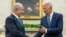 Presiden AS Joe Biden (kanan) menjabat tangan Perdana Menteri Israel Benjamin Netanyahu dalam pertemuan di Gedung Putih, Washington, DC, pada 25 Juli 2024. (Foto: AFP/Jim Watson)