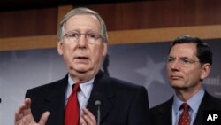Anggota Senat AS dari partai Republik, Mitch McConnell (kiri) dan Senator John Barrasso (kanan) (Foto: dok).