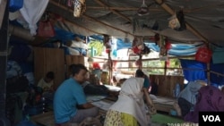 Kondisi tenda yang ditinggali para pengungsi di seberang Rudenim Jakarta. (Foto: VOA/Sasmito)