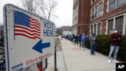 អ្នក​បោះឆ្នោត​នាំ​គ្នា​ឈរតម្រង់​ជួរ​នៅ​វិទ្យាល័យ Riverside ក្រុង Milwaukee រដ្ឋ Wisconsin ដើម្បី​បោះឆ្នោត​បឋម​ ទោះមាន​ការ​ឆ្លង​រាលដាល​ជំងឺ​កូវីដ១៩ ថ្ងៃ​ទី​៧ ខែមេសា ឆ្នាំ​២០២០។