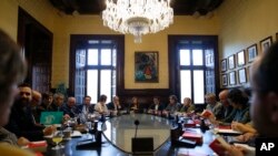 Presiden Dewan Catalan Carme Forcadell (tengah) duduk bersama perwakilan parlemen untuk membahas langkah selanjutnya setelah pemerintah Spanyol mengumumkan rencana untuk menghapus anggota pemerintah pro-kemerdekaan di kawasan tersebut, di Parlemen Catalonia, di Barcelona, Spanyol, Senin, 23 Oktober 2017.