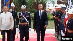Presiden AS Barack Obama didampingi Presiden Filipina Benigno Aquino (kiri) dalam upacara penyambutan di istana Malacanang di Manila, Senin (28/4). 