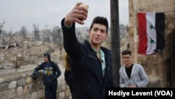 Des jeunes à Alep, libérée le 22 décembre 2016 ; Syrie, 13 janvier 2017.