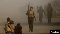 Jurnalis dan tentara Irak di di Bartella, arah timur dari Mosul, menyusul serangan bom bunuh diri dari ISIS (20/10). (Reuters/Goran Tomasevic)