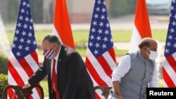 美国国务卿蓬佩奥与印度国防部长辛格2020年10月27日出席联合记者会后离席（路透社）
